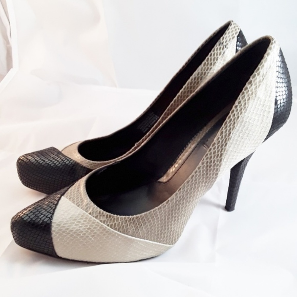 White House Black Market WHBM Versailles Heels 9M